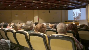 Vista del público asistente a la conferencia "Barbastro, 1953-1973. Franquismo, desarrollismo y final de la dictadura."